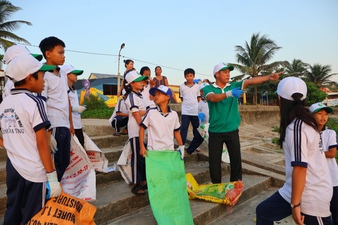 Young volunteers join Quang Nam beach cleanup - 2