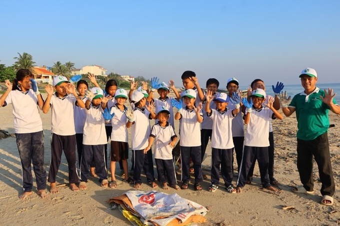 Young volunteers join Quang Nam beach cleanup - 5