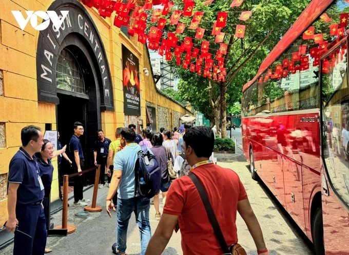 International tourist arrivals to Hanoi rise by 36.8% in 11-month period - 1