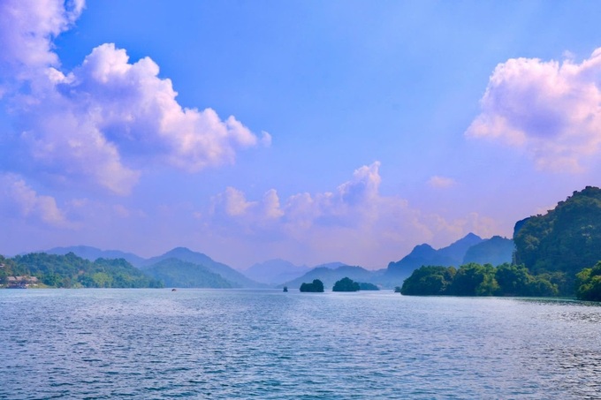 Hoa Binh Lake to be developed into a national tourist site - 1