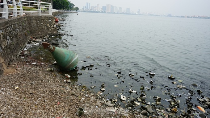 Hanoi lakes battle severe pollution - 4