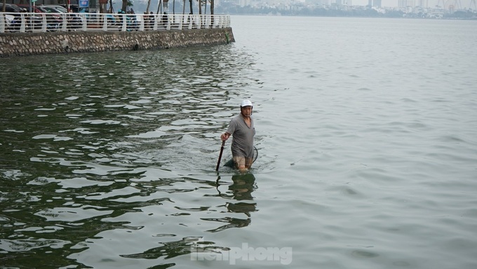 Hanoi lakes battle severe pollution - 5