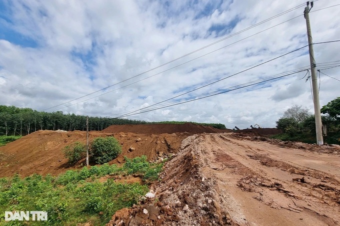 Mud slide from expressway projects hit Quang Tri fields - 2