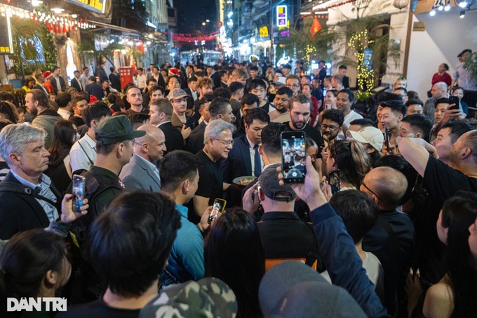 Prime Minister, NVIDIA President and CEO tour Hanoi's Old Quarter - 9