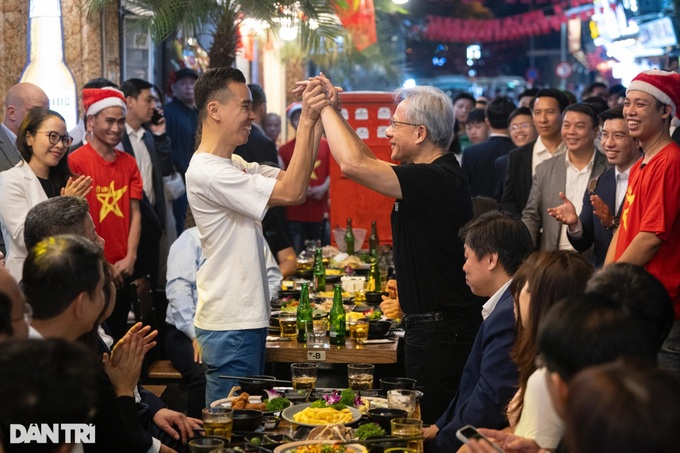 Prime Minister, NVIDIA President and CEO tour Hanoi's Old Quarter - 7