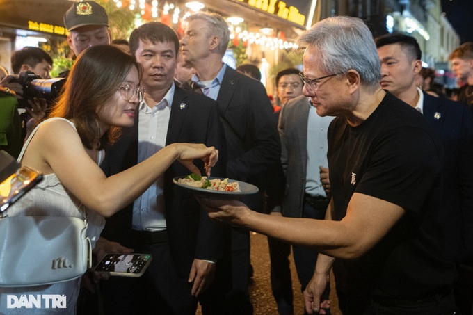 Prime Minister, NVIDIA President and CEO tour Hanoi's Old Quarter - 8