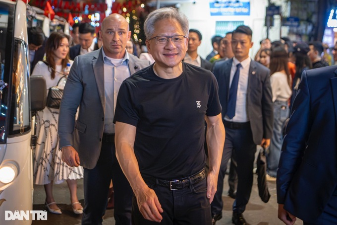 Prime Minister, NVIDIA President and CEO tour Hanoi's Old Quarter - 2