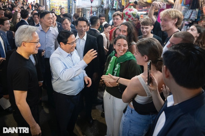 Prime Minister, NVIDIA President and CEO tour Hanoi's Old Quarter - 1