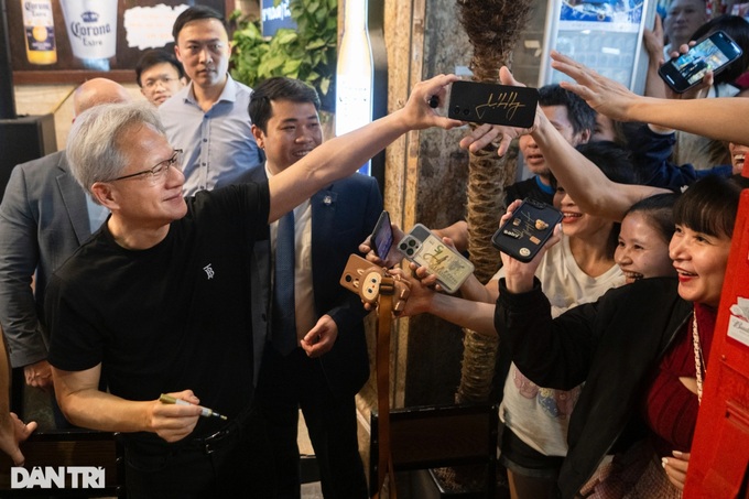 Prime Minister, NVIDIA President and CEO tour Hanoi's Old Quarter - 3