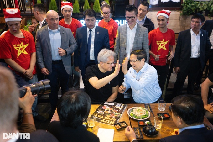 Prime Minister, NVIDIA President and CEO tour Hanoi's Old Quarter - 6