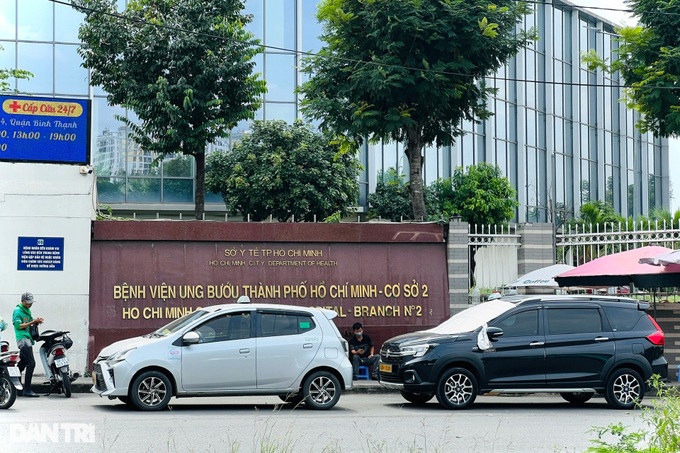 Illegal parking rampant in HCM City's major hospital - 6