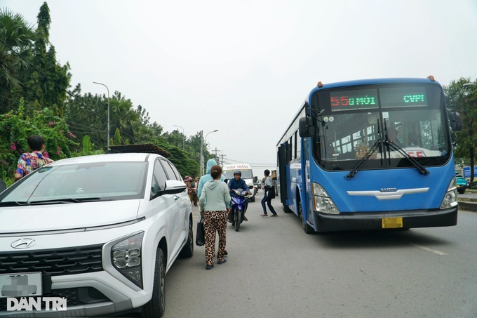 Illegal parking rampant in HCM City's major hospital - 3