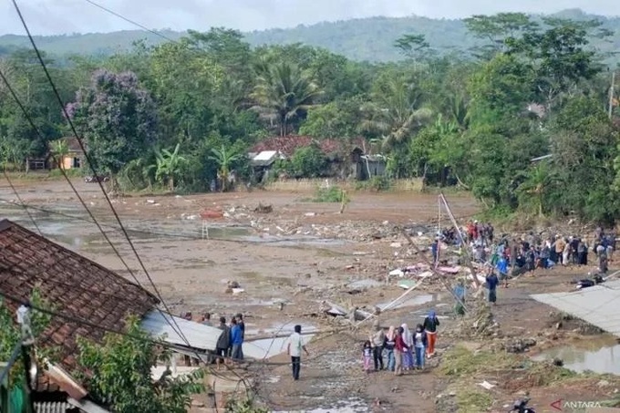 Five dead, seven missing in Indonesia floods, landslides - 1