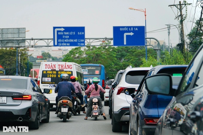 Illegal parking rampant in HCM City's major hospital - 2