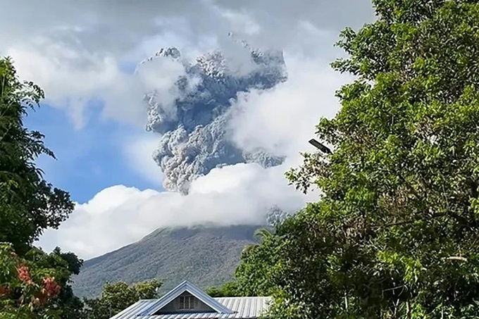 Evacuations underway as Philippine volcano erupts - 1