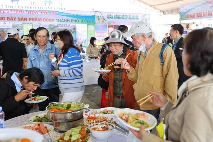 Tourists to Dalat offered free vegetables - 1