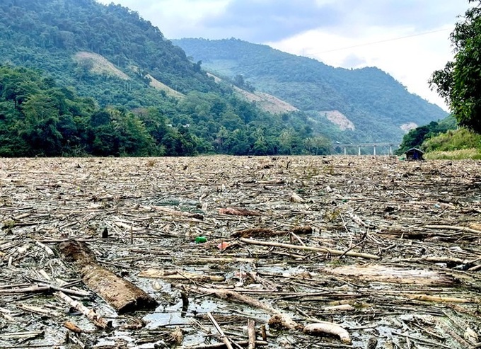 Nghe An river covered in rubbish following floods - 1