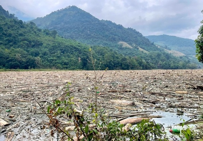 Nghe An river covered in rubbish following floods - 4