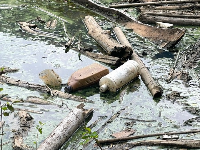 Nghe An river covered in rubbish following floods - 3