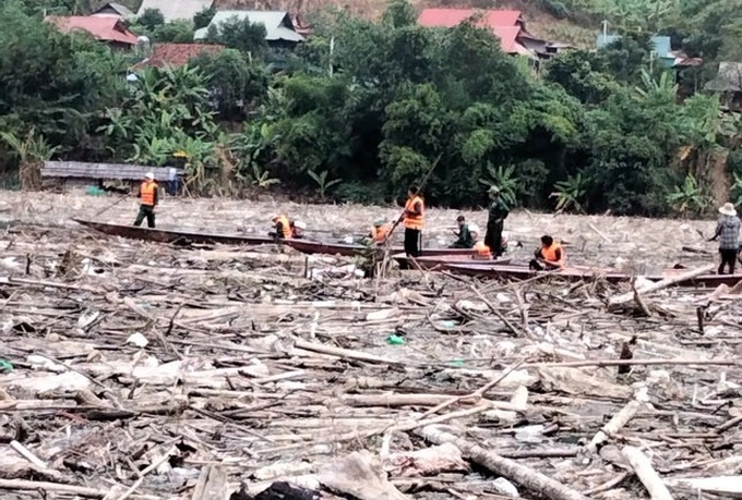 Nghe An river covered in rubbish following floods - 2