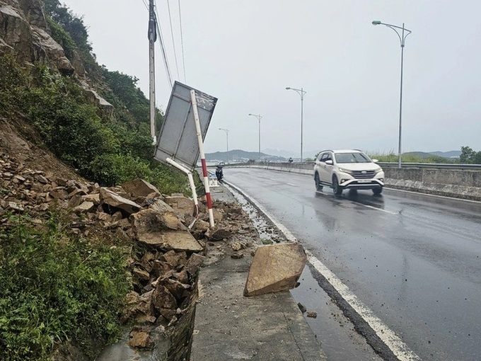 Heavy rains trigger landslides on Nha Trang roads - 2