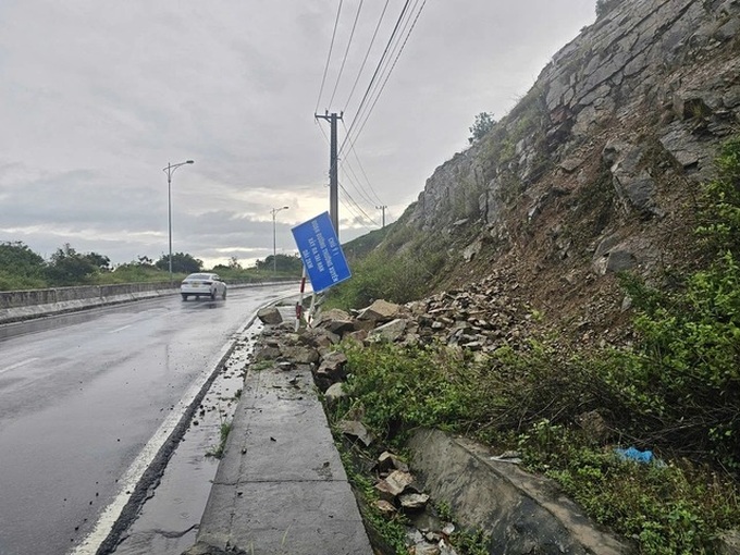 Heavy rains trigger landslides on Nha Trang roads - 1