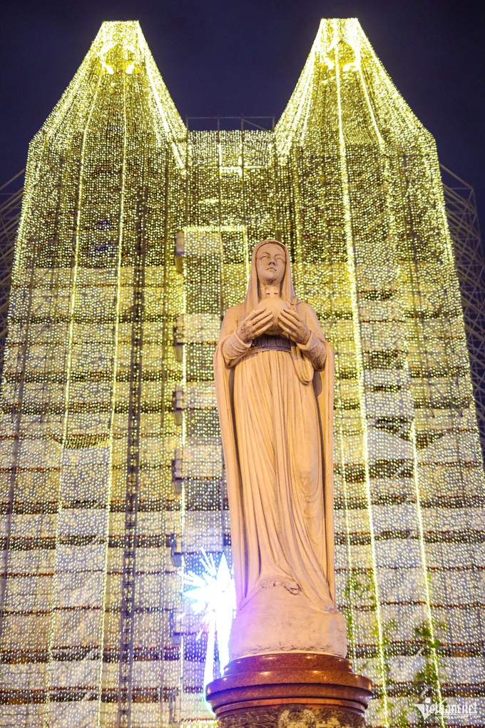 Early Christmas spirit at Ho Chi Minh City Notre-Dame Cathedral - 6