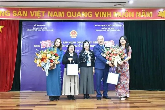 Vietnamese language teachers abroad complete training in Hanoi - 1