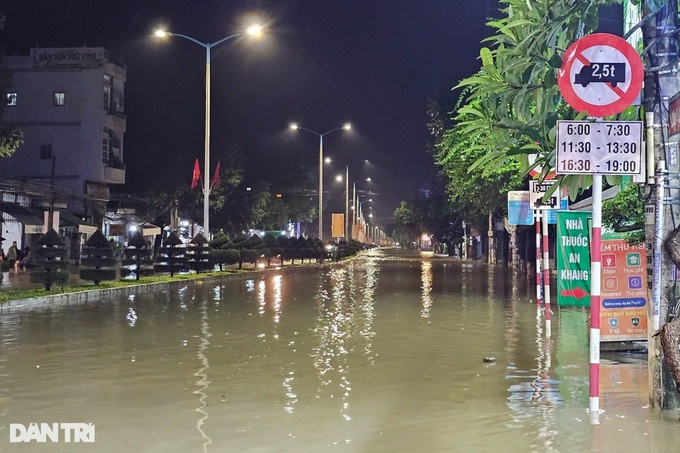 Floods hit Nha Trang, submerging many areas - 1 Floods hit Nha Trang, submerging many areas - 1
