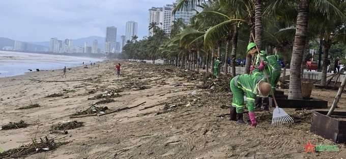 Nha Trang beach strewn with rubbish following heavy rain - 1