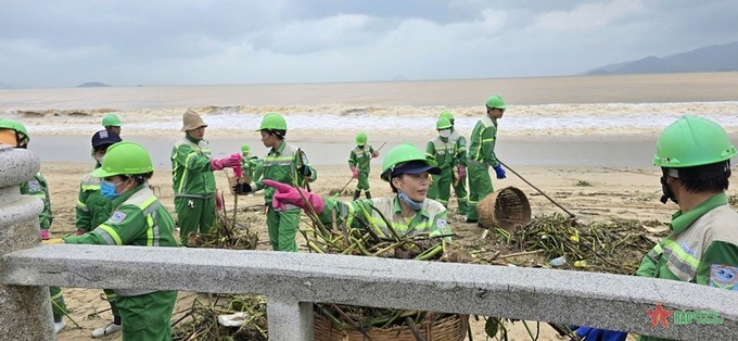 Nha Trang beach strewn with rubbish following heavy rain - 2