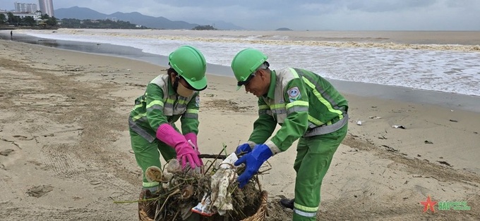 Nha Trang beach strewn with rubbish following heavy rain - 4