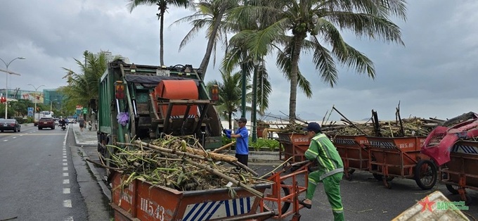 Nha Trang beach strewn with rubbish following heavy rain - 3