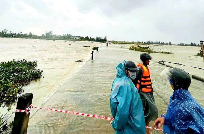 Nearly 700 Quang Nam households isolated by rising floods - 2