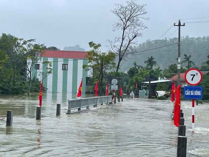 Nearly 700 Quang Nam households isolated by rising floods - 3