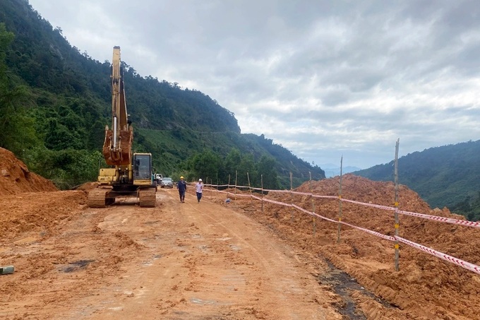 Nha Trang-Dalat route reopened following four-day landslide incident - 1