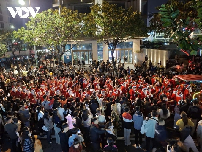 Hundreds of Santas hit Danang streets for early Christmas celebrations - 2