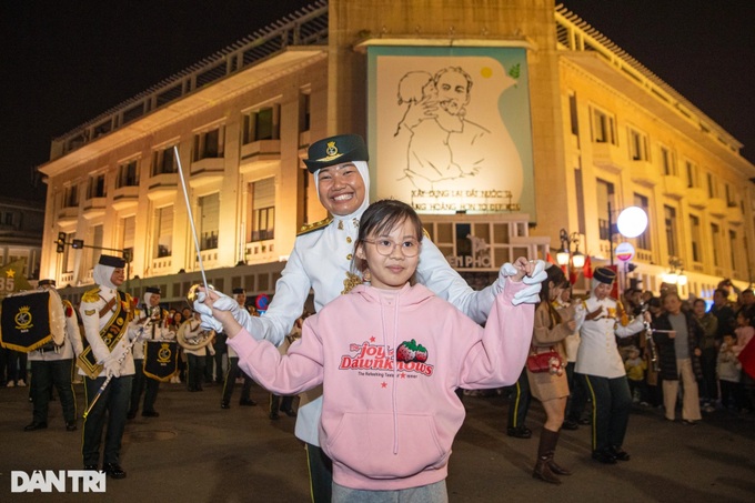 Hundreds of soldiers light up Hanoi pedestrian street - 4