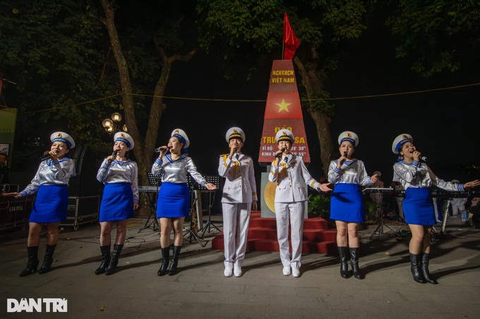 Hundreds of soldiers light up Hanoi pedestrian street - 1