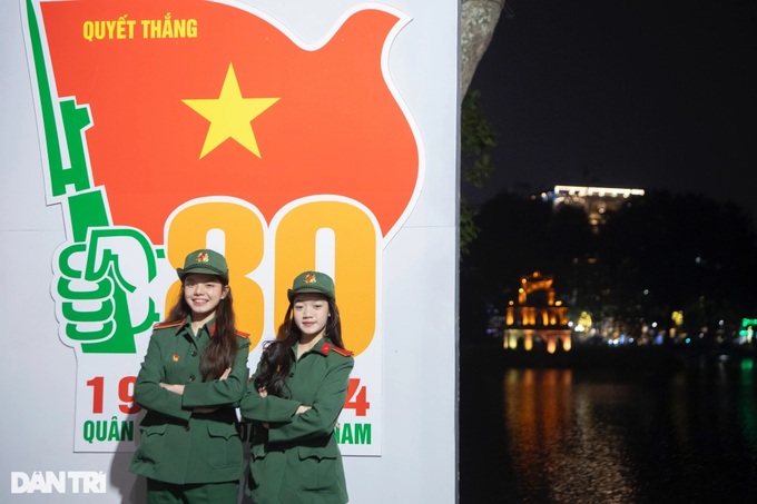 Hundreds of soldiers light up Hanoi pedestrian street - 8