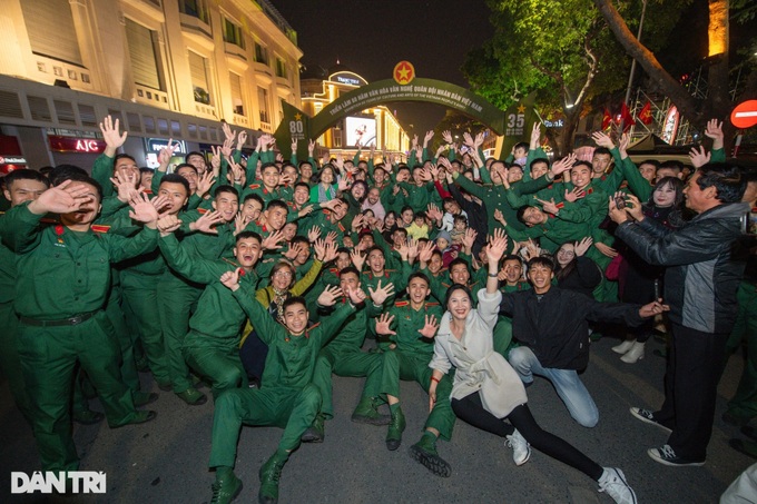 Hundreds of soldiers light up Hanoi pedestrian street - 9