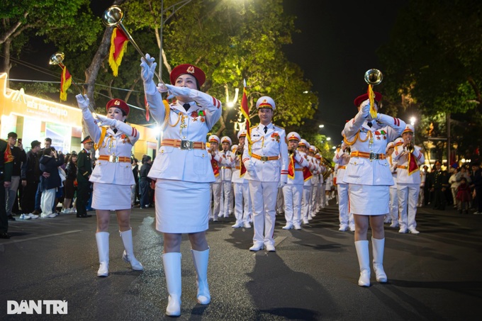 Hundreds of soldiers light up Hanoi pedestrian street - 3