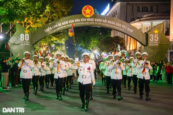 Hundreds of soldiers light up Hanoi pedestrian street - 2