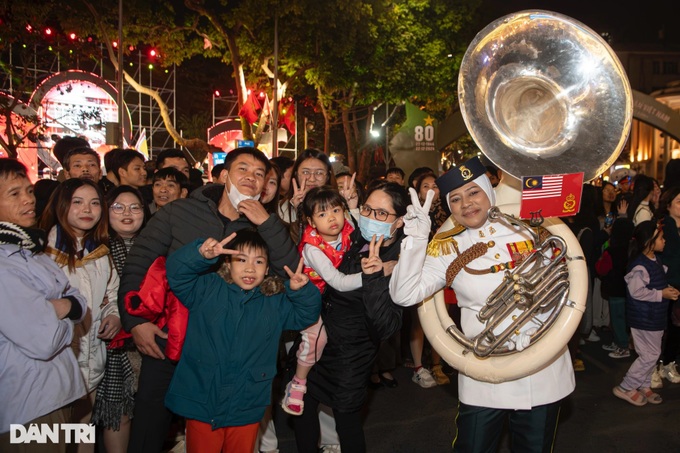 Hundreds of soldiers light up Hanoi pedestrian street - 5