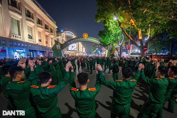 Hundreds of soldiers light up Hanoi pedestrian street - 6