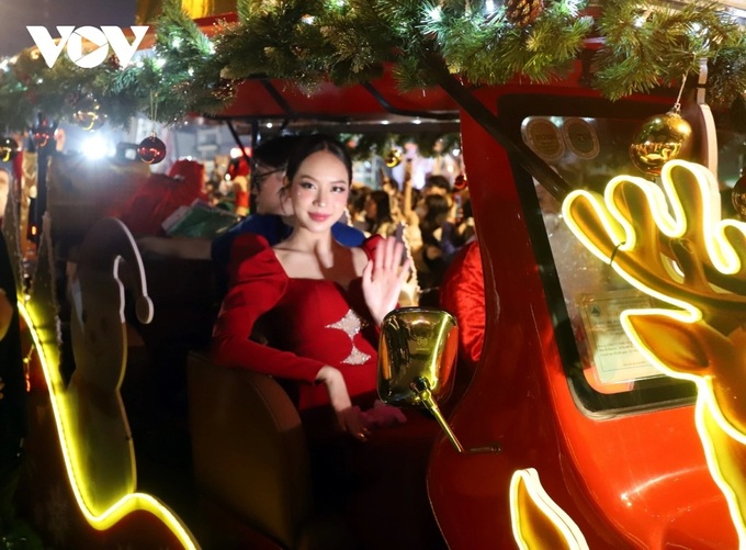 Hundreds of Santas hit Danang streets for early Christmas celebrations - 1