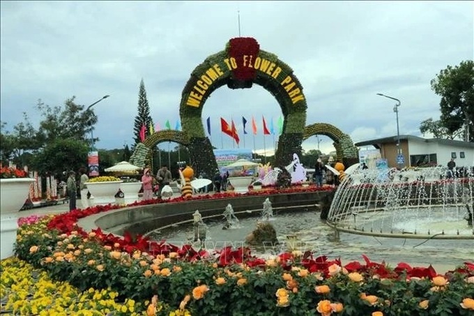 Da Lat flower exhibition, street flower space attract about 20,000 visitors - 1