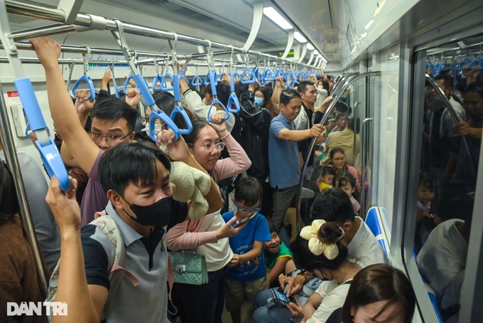 HCM City's first metro line attracts thousands on launch - 1