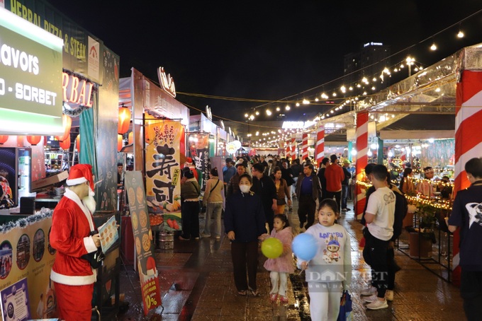 Special Christmas market in Danang - 1