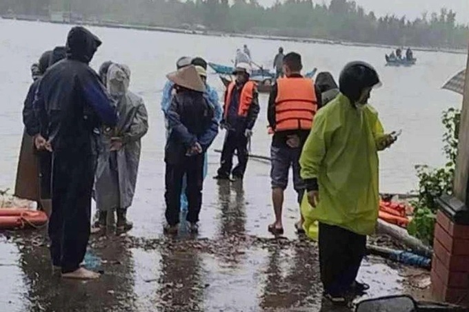 Ferry capsizes in Quang Nam, 14 saved - 1 Ferry capsizes in Quang Nam, 14 saved - 1